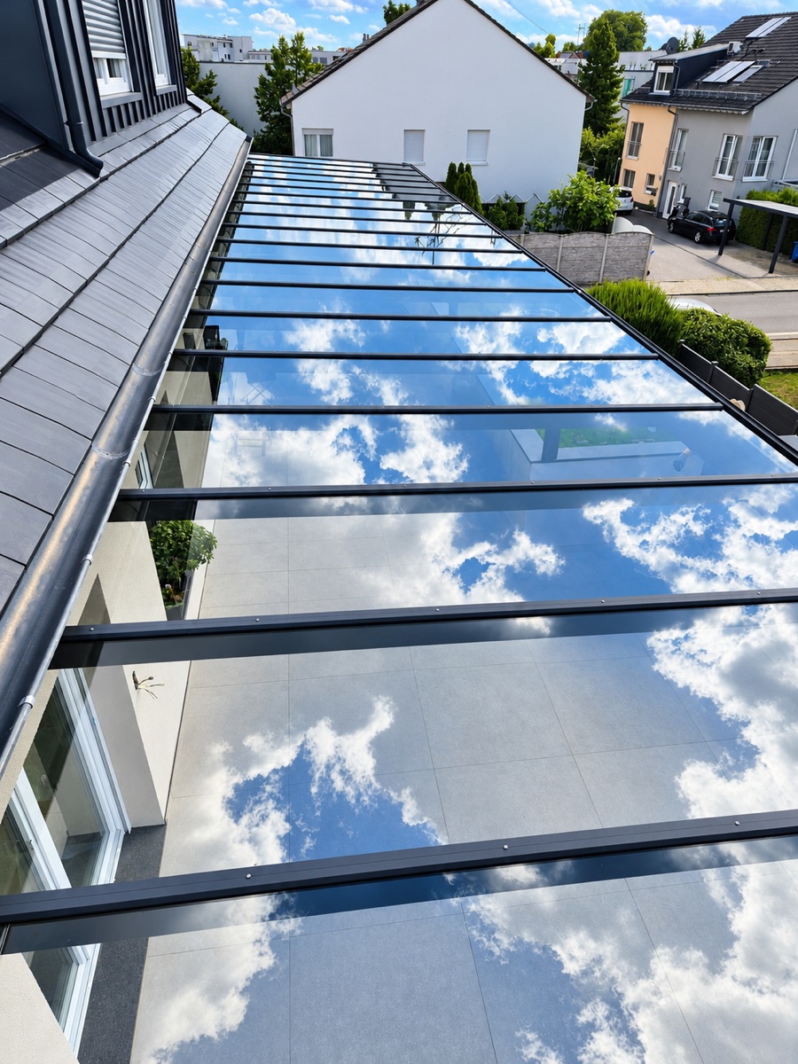 Glas und Aluminiumprofile einer Vistasol-Überdachung