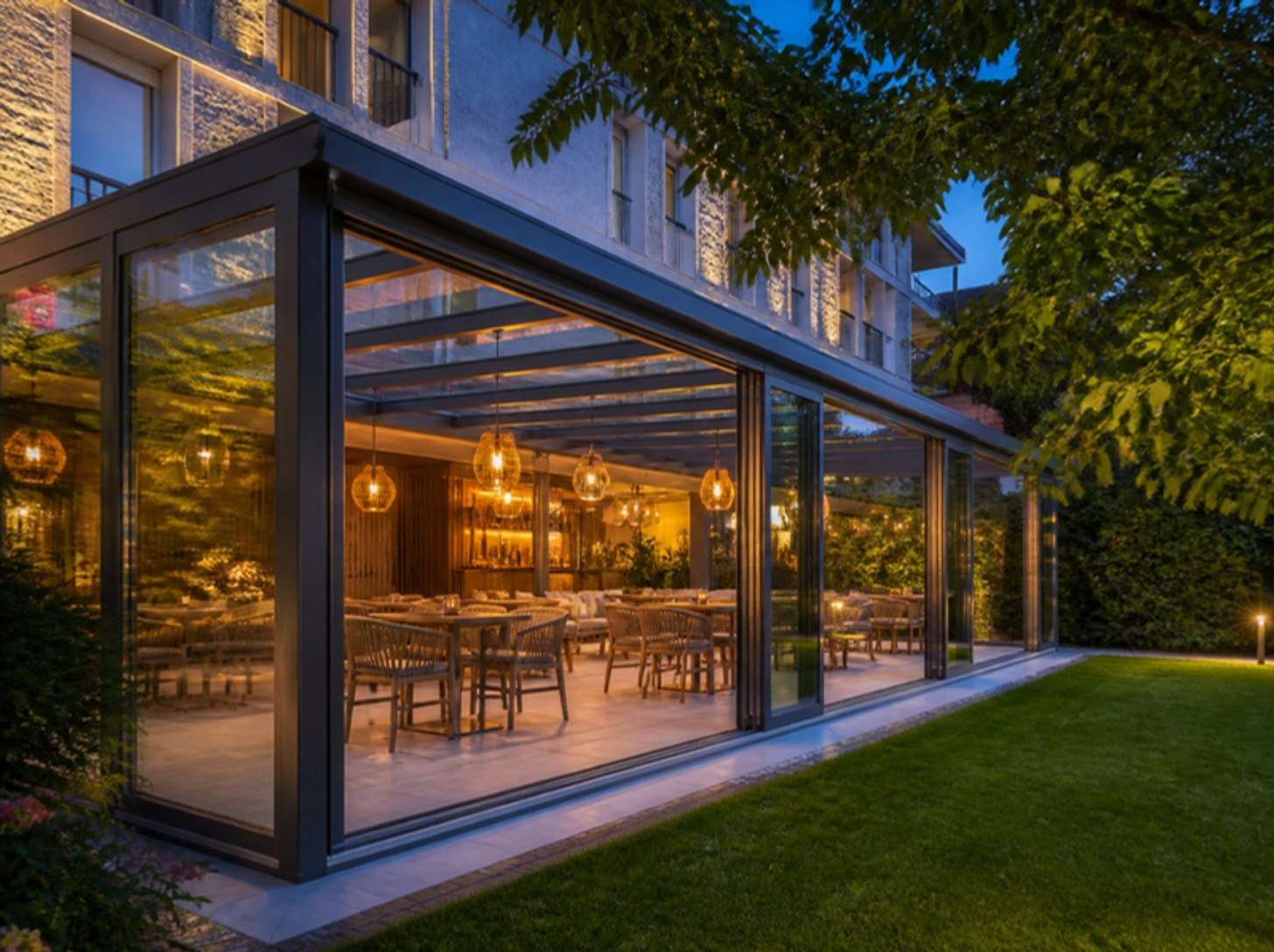 Verglaster Sommergarten als Gastraum eines Hotels – Anwendungsbeispiel · Illustration