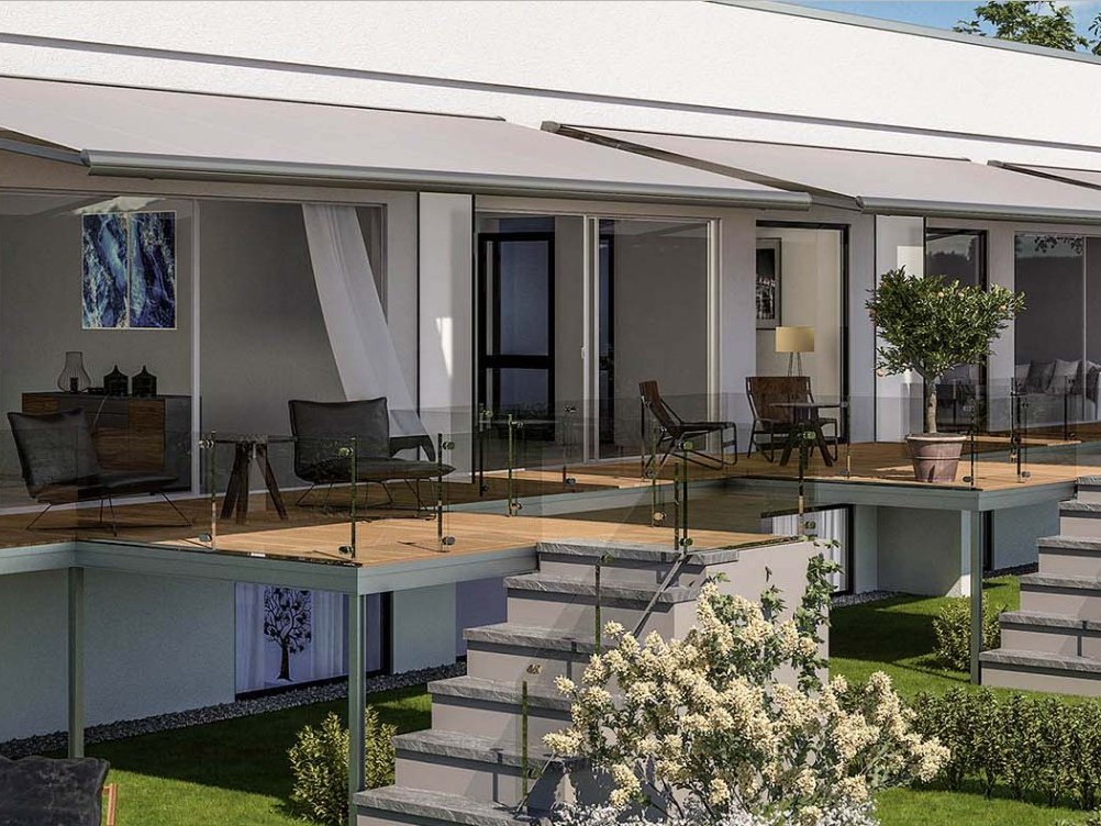 Hülsenmarkisen Family Design über den Terrassen eines Reihenhauses
