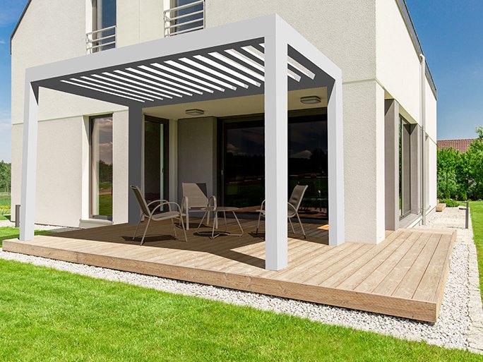 Lamellendach IZI in Grau über einer Holzterrasse am Haus