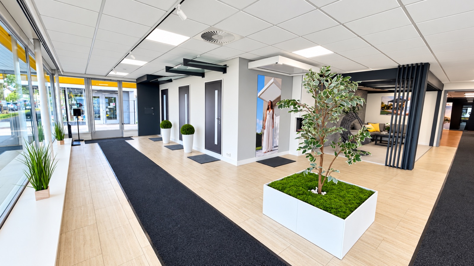 Blick durch den Vistasol-Showroom mit ausgestellten Vordächern und Überdachungen