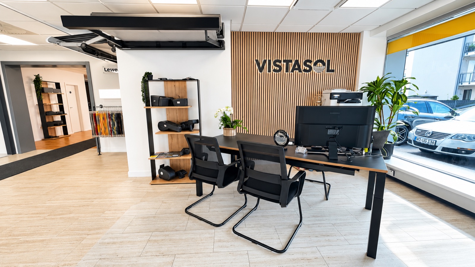 Beratungsplatz mit Vistasol-Schriftzug und ausgestellten Markisen im Showroom